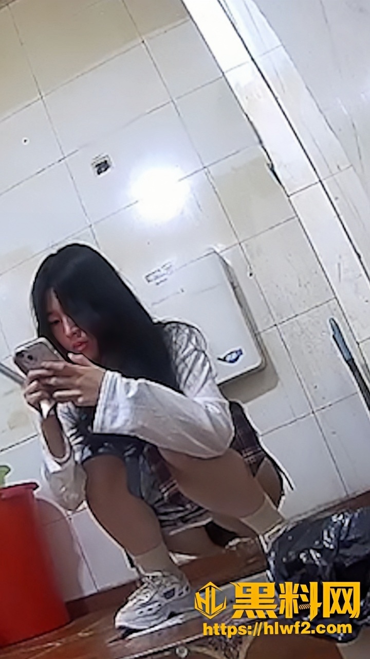偷拍女大学生最新作品1